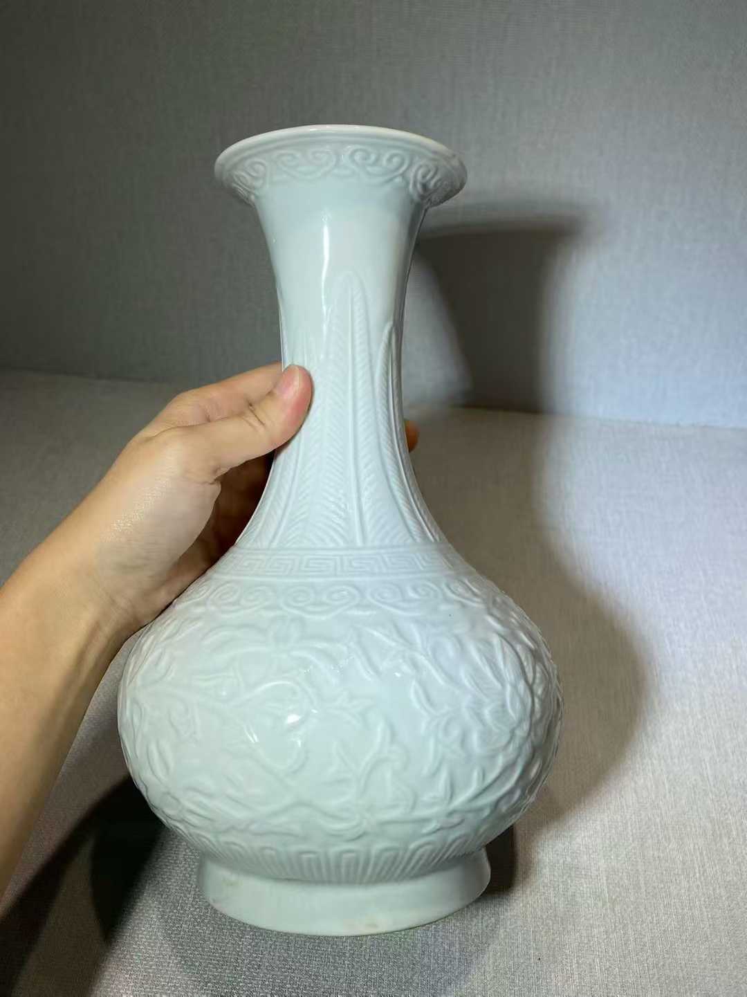 白釉暗刻缠枝莲纹荸荠瓶