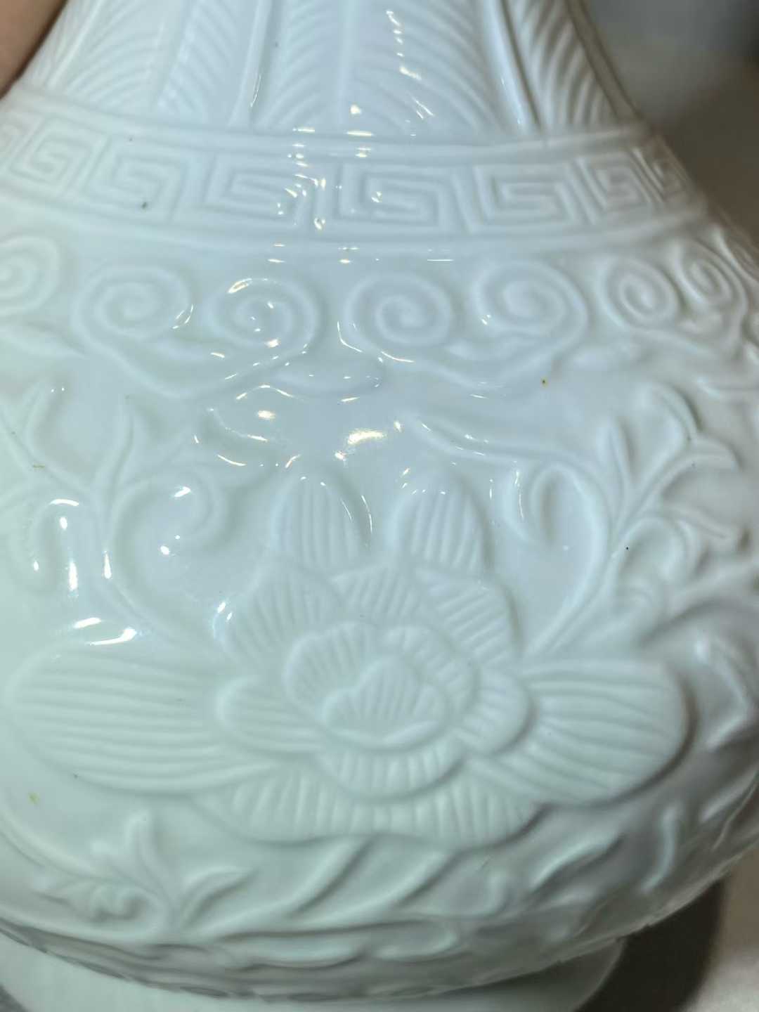 白釉暗刻缠枝莲纹荸荠瓶