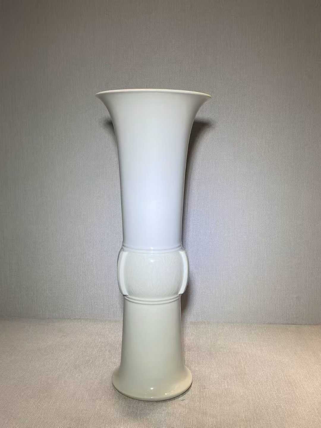 德化窑白釉暗刻饕餮纹出戟尊配日本老盒