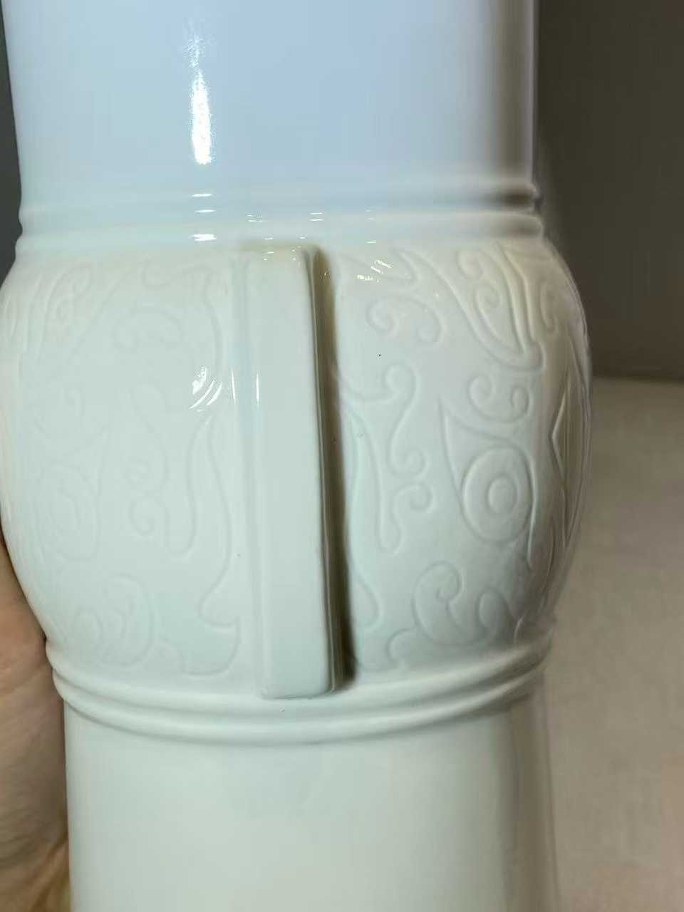 德化窑白釉暗刻饕餮纹出戟尊配日本老盒