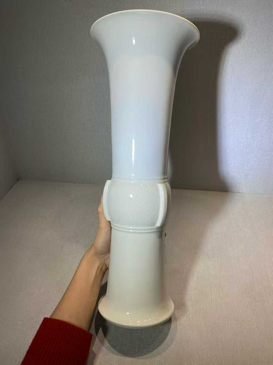 德化窑白釉暗刻饕餮纹出戟尊配日本老盒