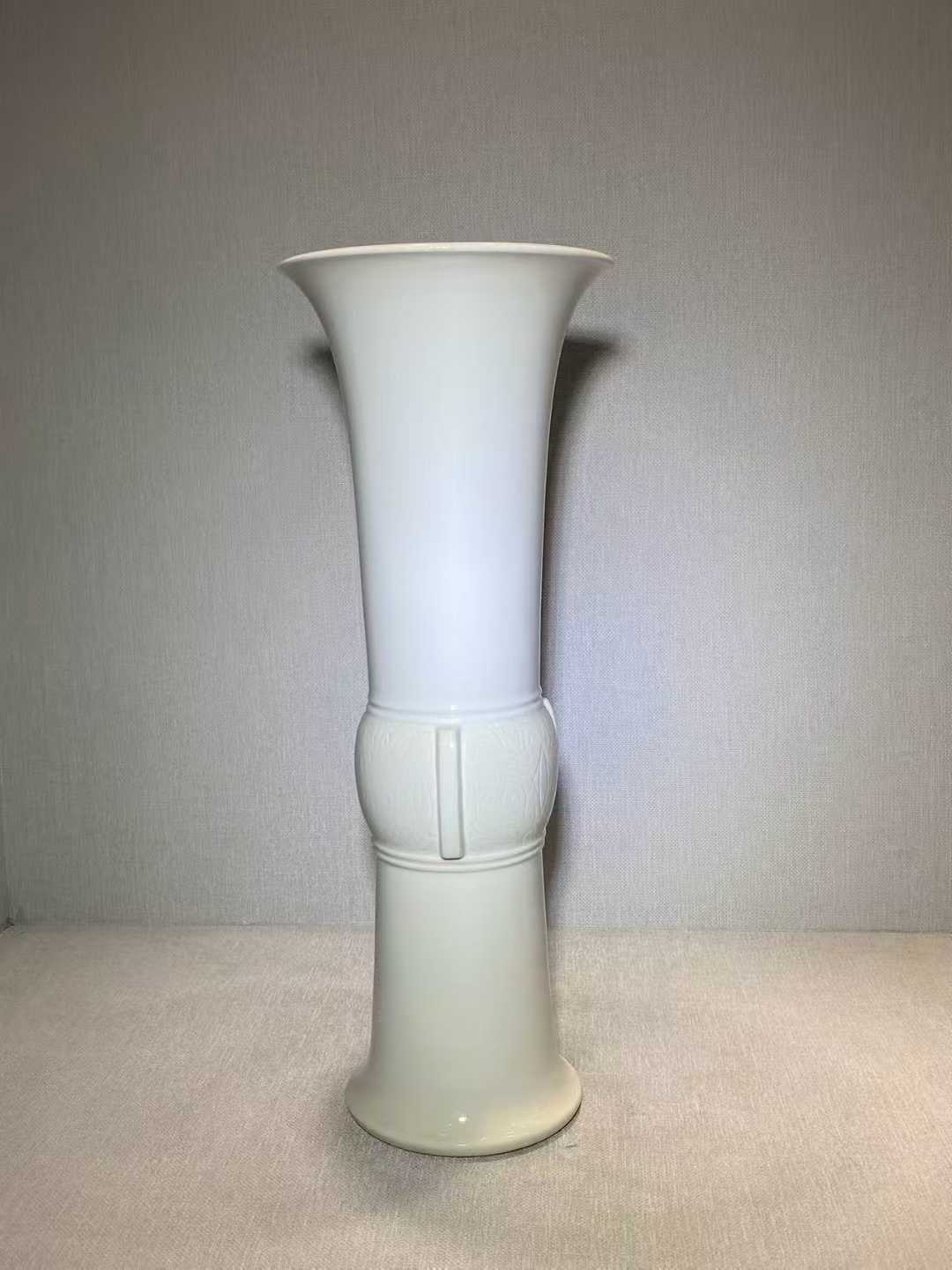 德化窑白釉暗刻饕餮纹出戟尊配日本老盒