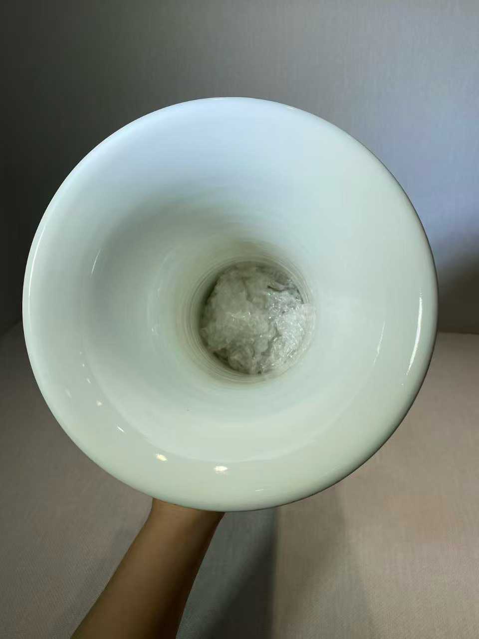 德化窑白釉暗刻饕餮纹出戟尊配日本老盒