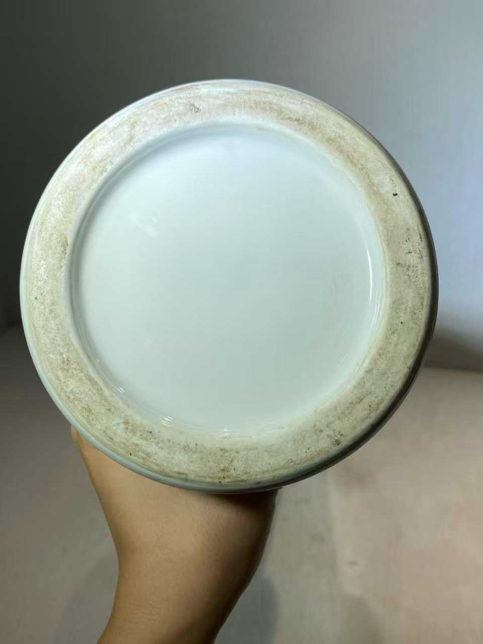德化窑白釉暗刻饕餮纹出戟尊配日本老盒