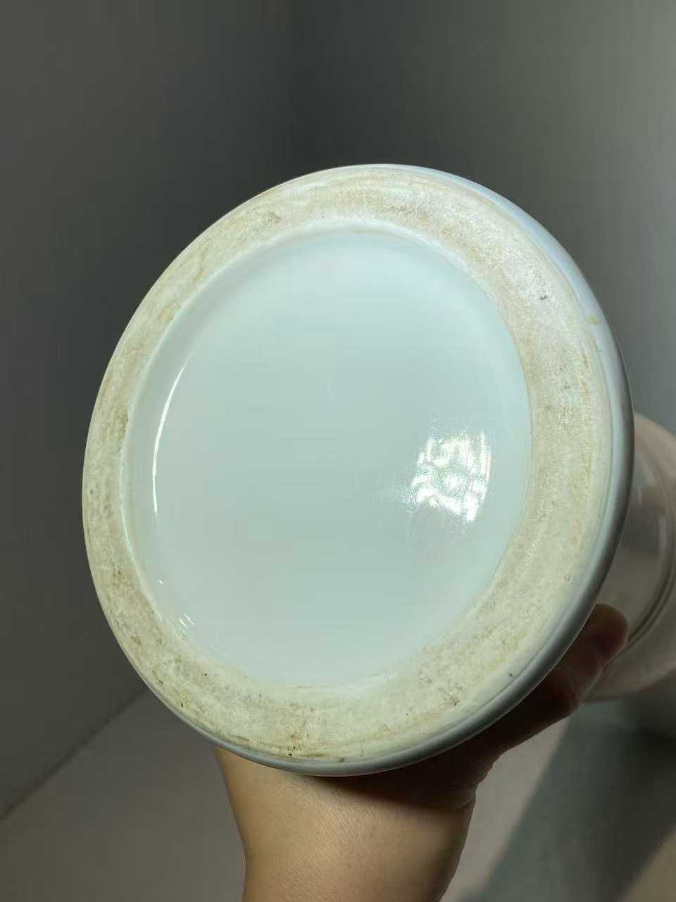 德化窑白釉暗刻饕餮纹出戟尊配日本老盒