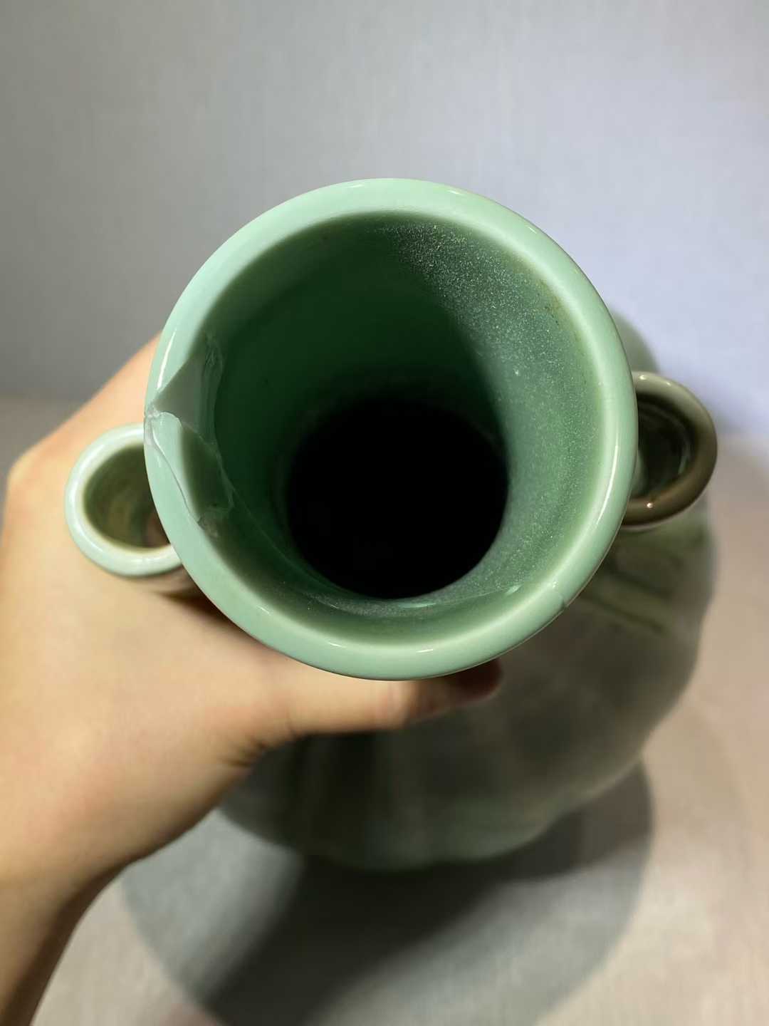 粉青釉瓜棱贯耳瓶  款：大清乾隆年制