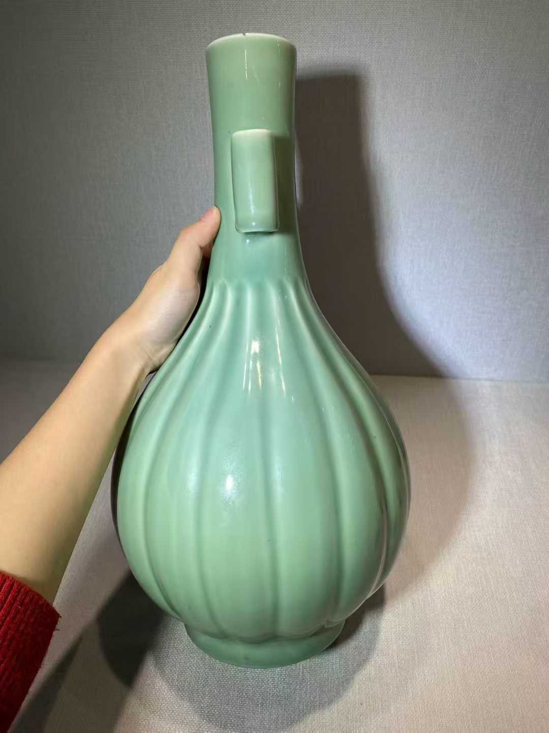 粉青釉瓜棱贯耳瓶  款：大清乾隆年制