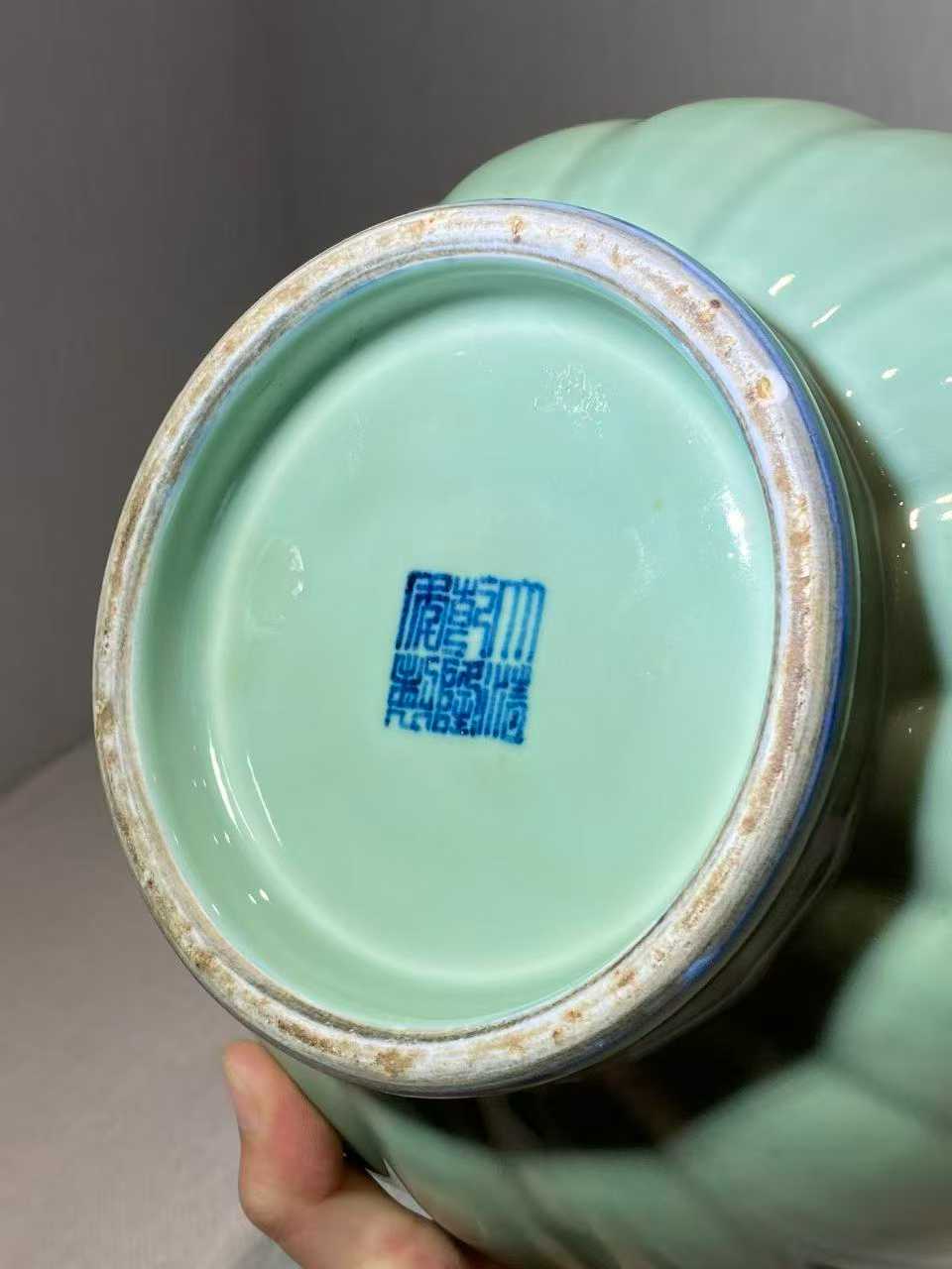 粉青釉瓜棱贯耳瓶  款：大清乾隆年制