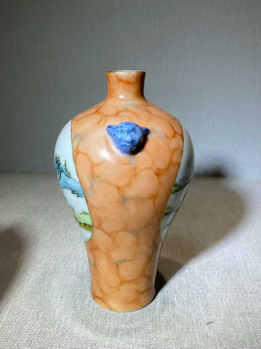 仿木纹釉开窗粉彩高士图兽耳梅瓶  款：乾隆年制