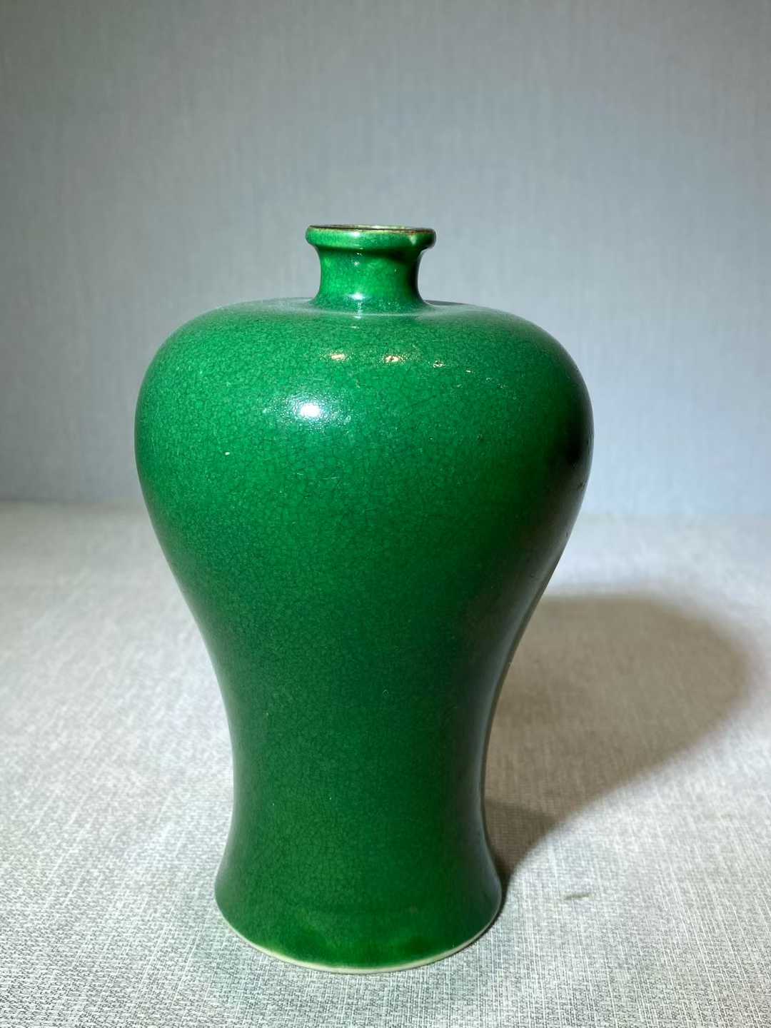 鱼子绿梅瓶