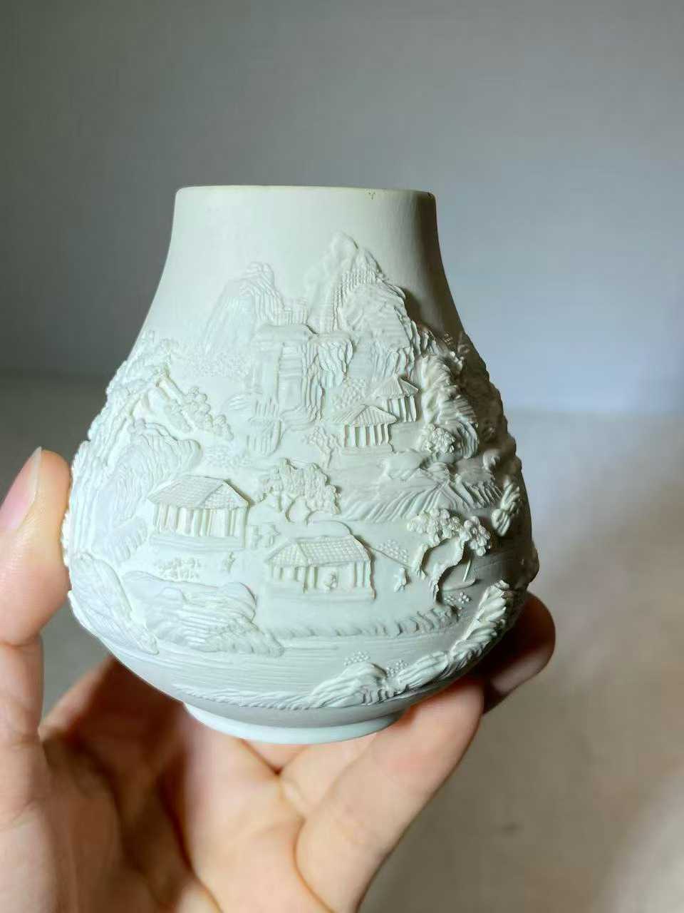 反瓷雕刻山水人物小尊 款:徐武顺治