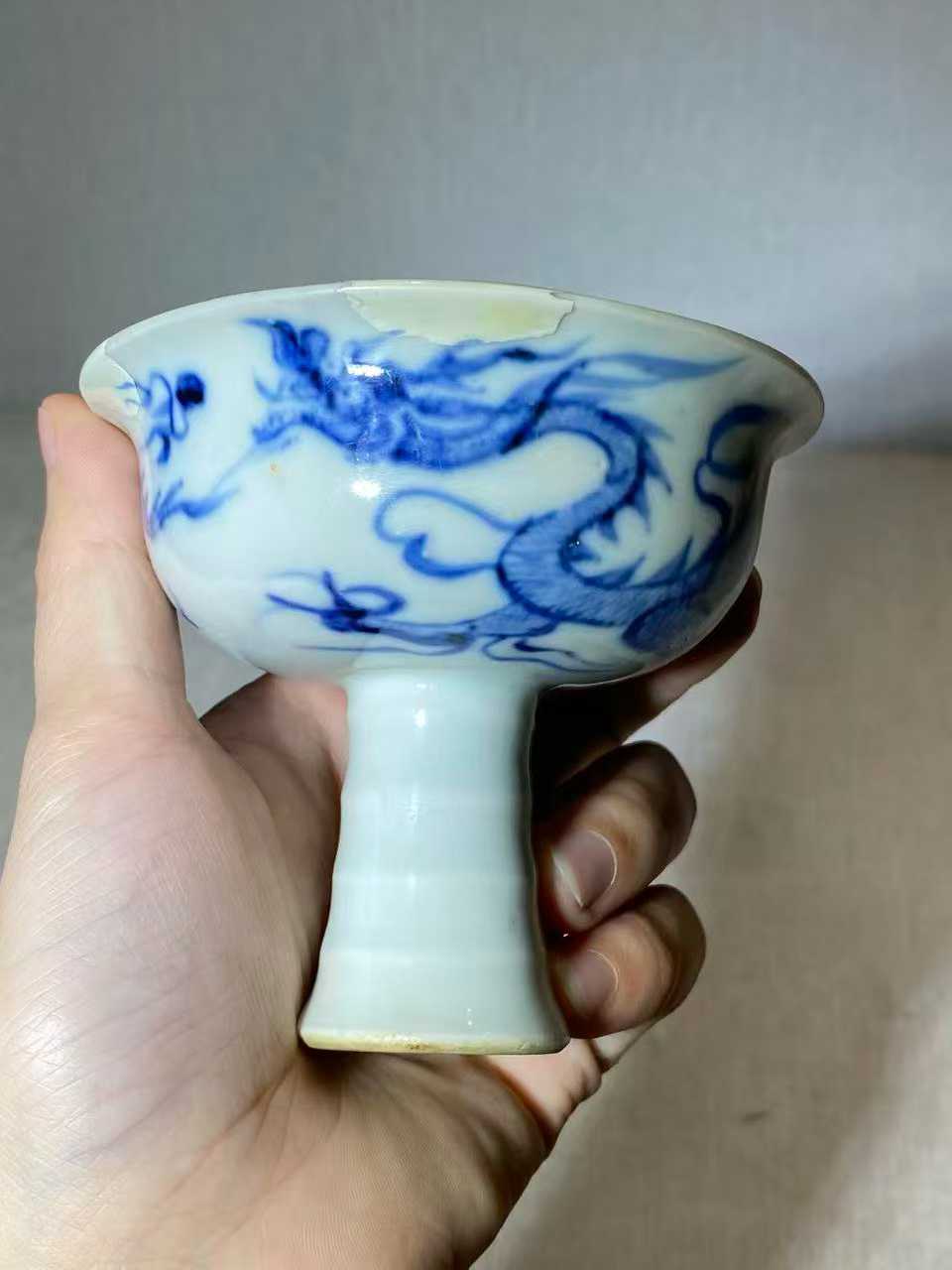 青花模印赶珠鱼龙纹高足杯