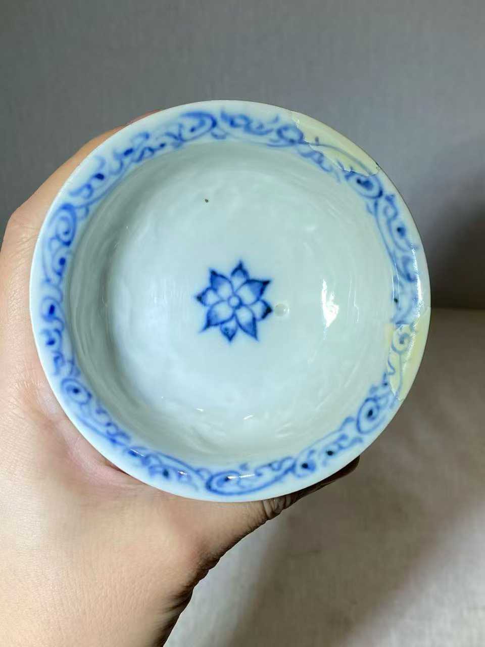 青花模印赶珠鱼龙纹高足杯