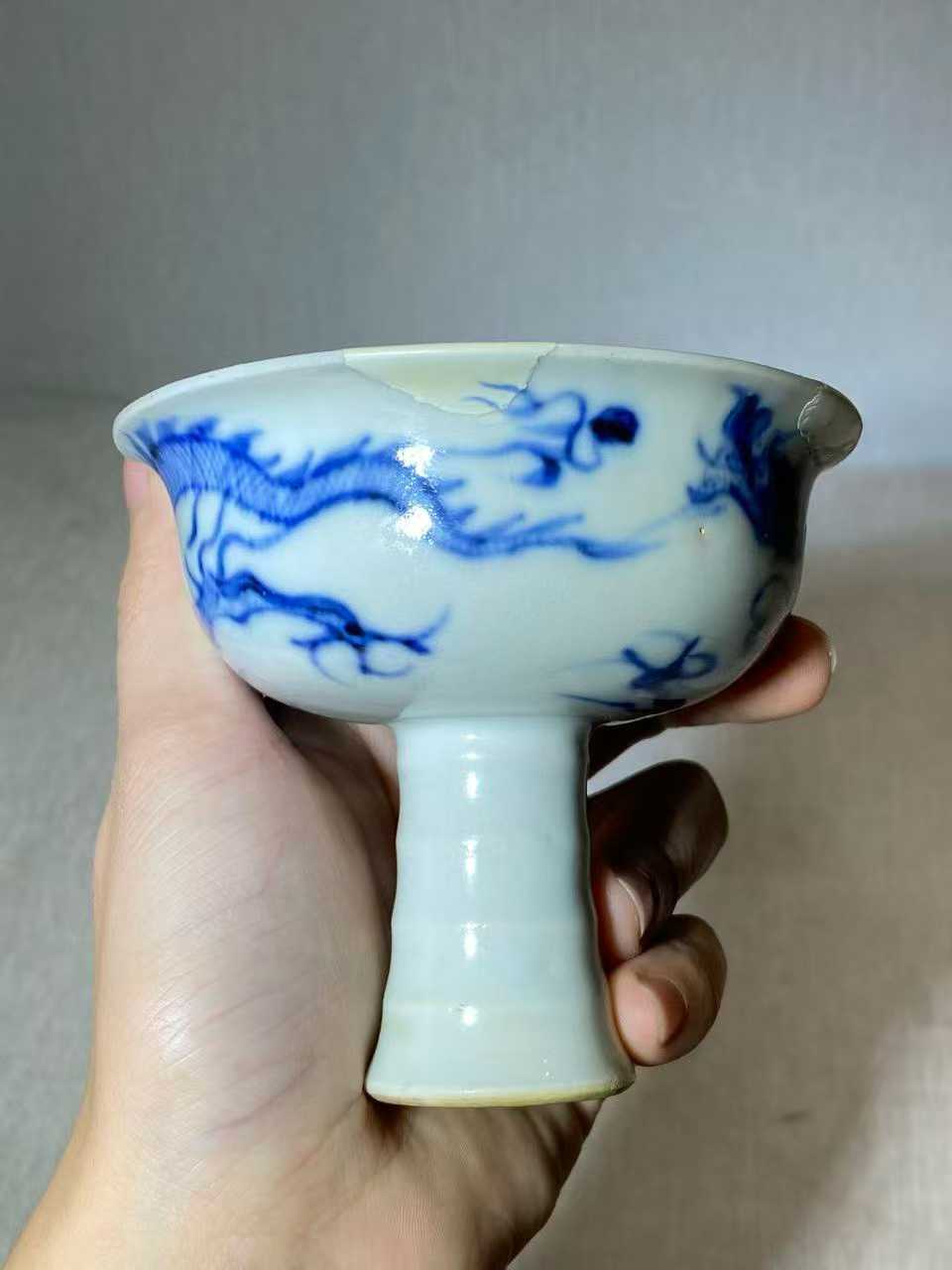 青花模印赶珠鱼龙纹高足杯