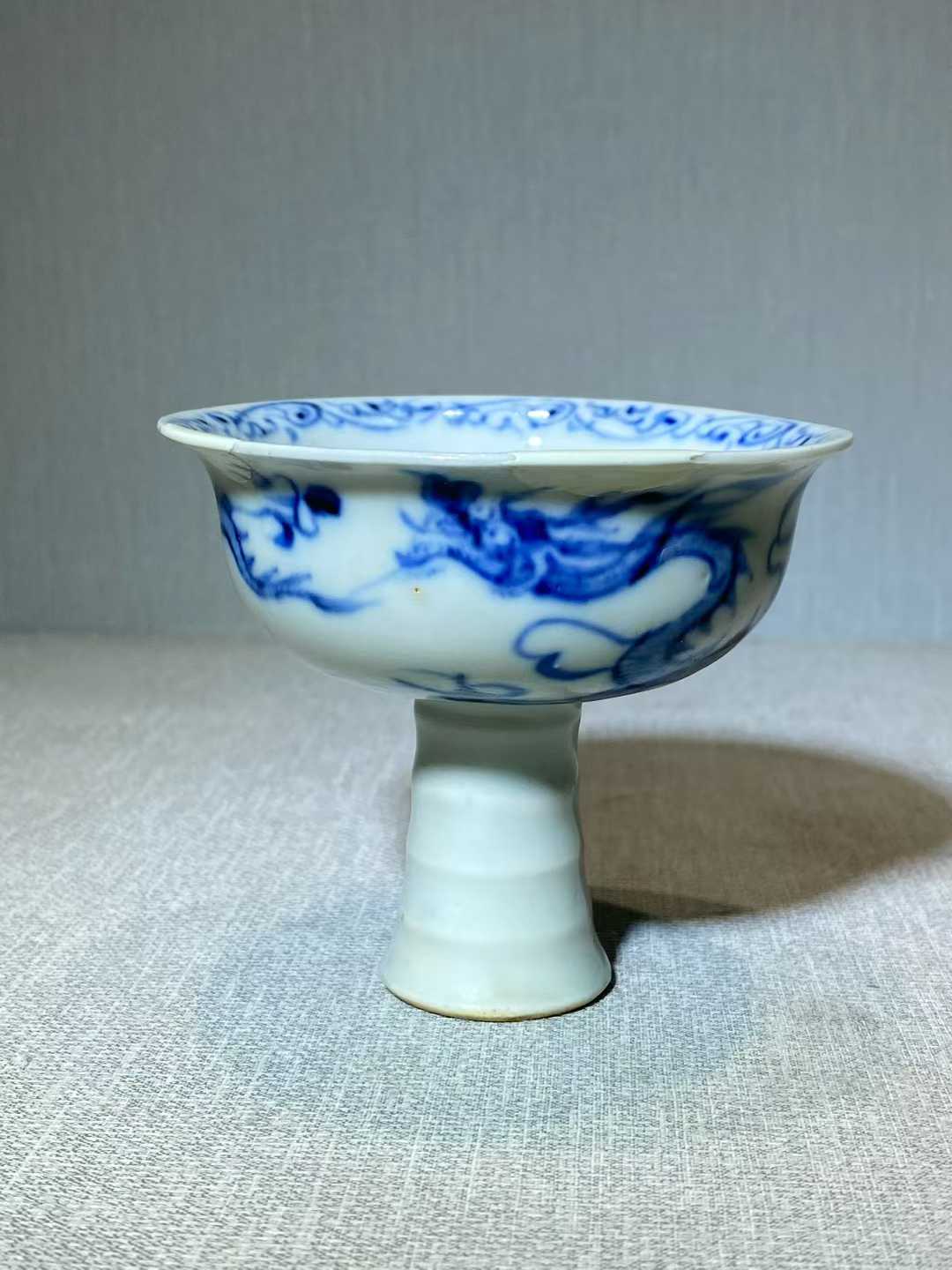 青花模印赶珠鱼龙纹高足杯