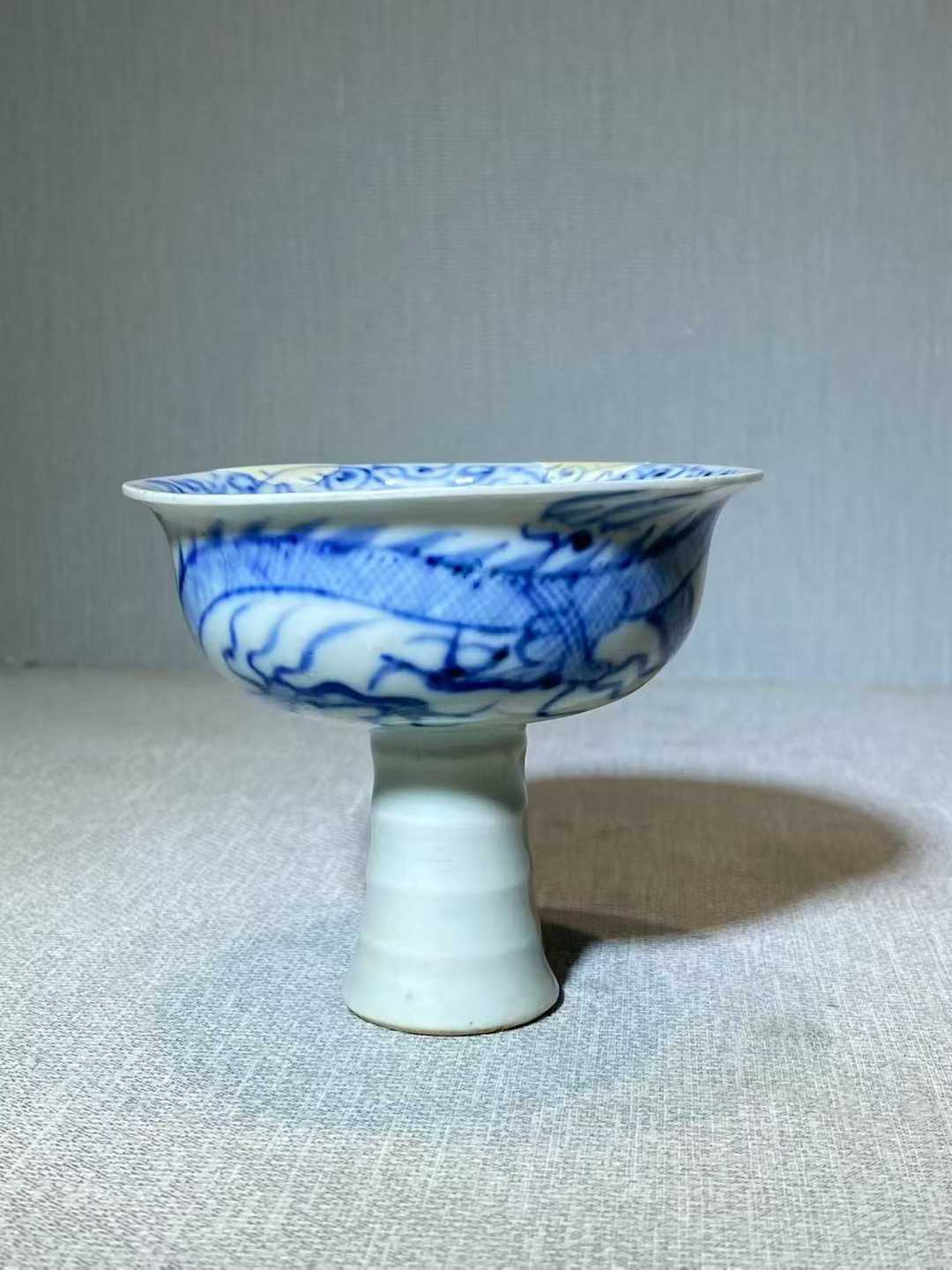 青花模印赶珠鱼龙纹高足杯