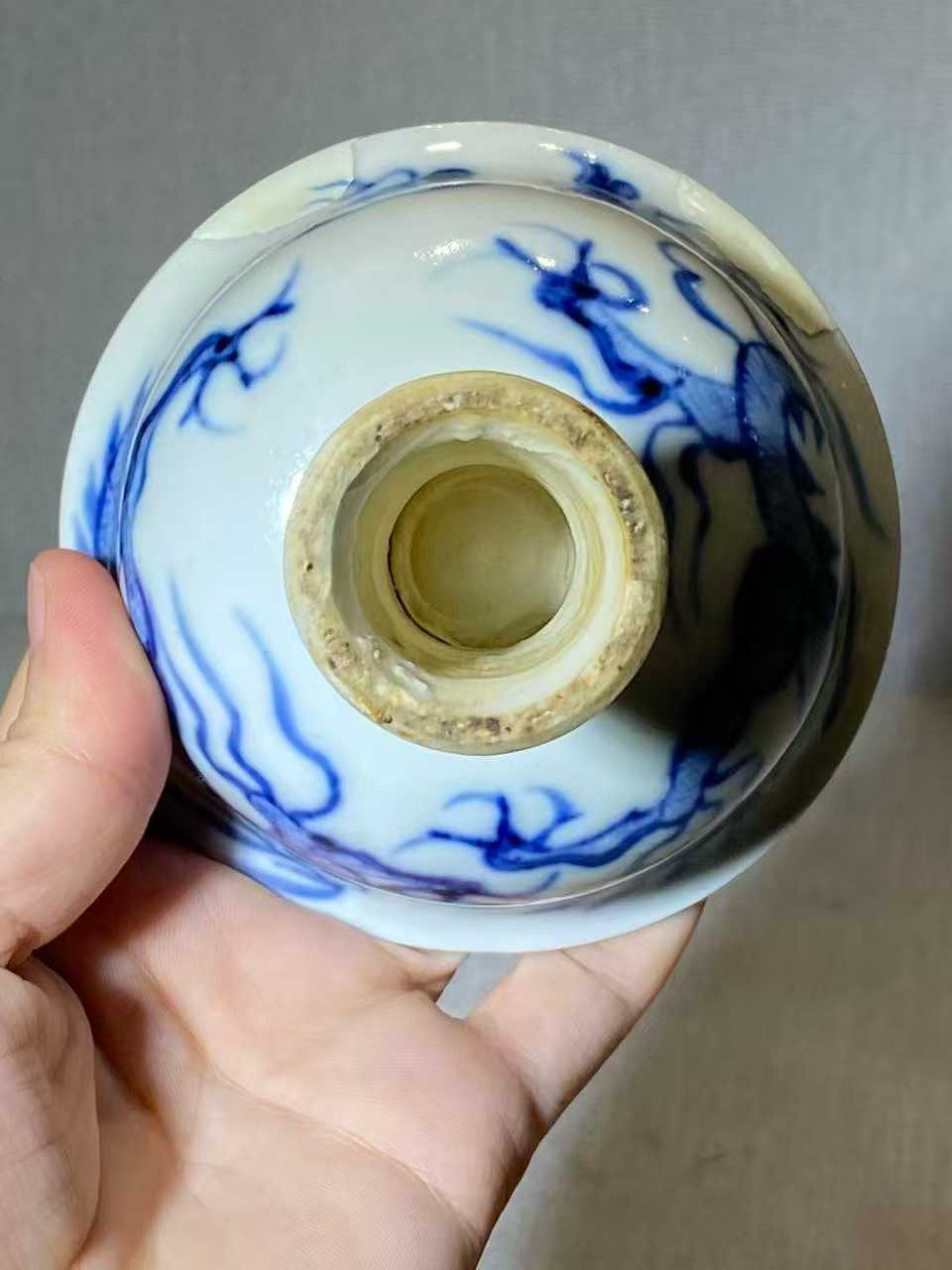 青花模印赶珠鱼龙纹高足杯