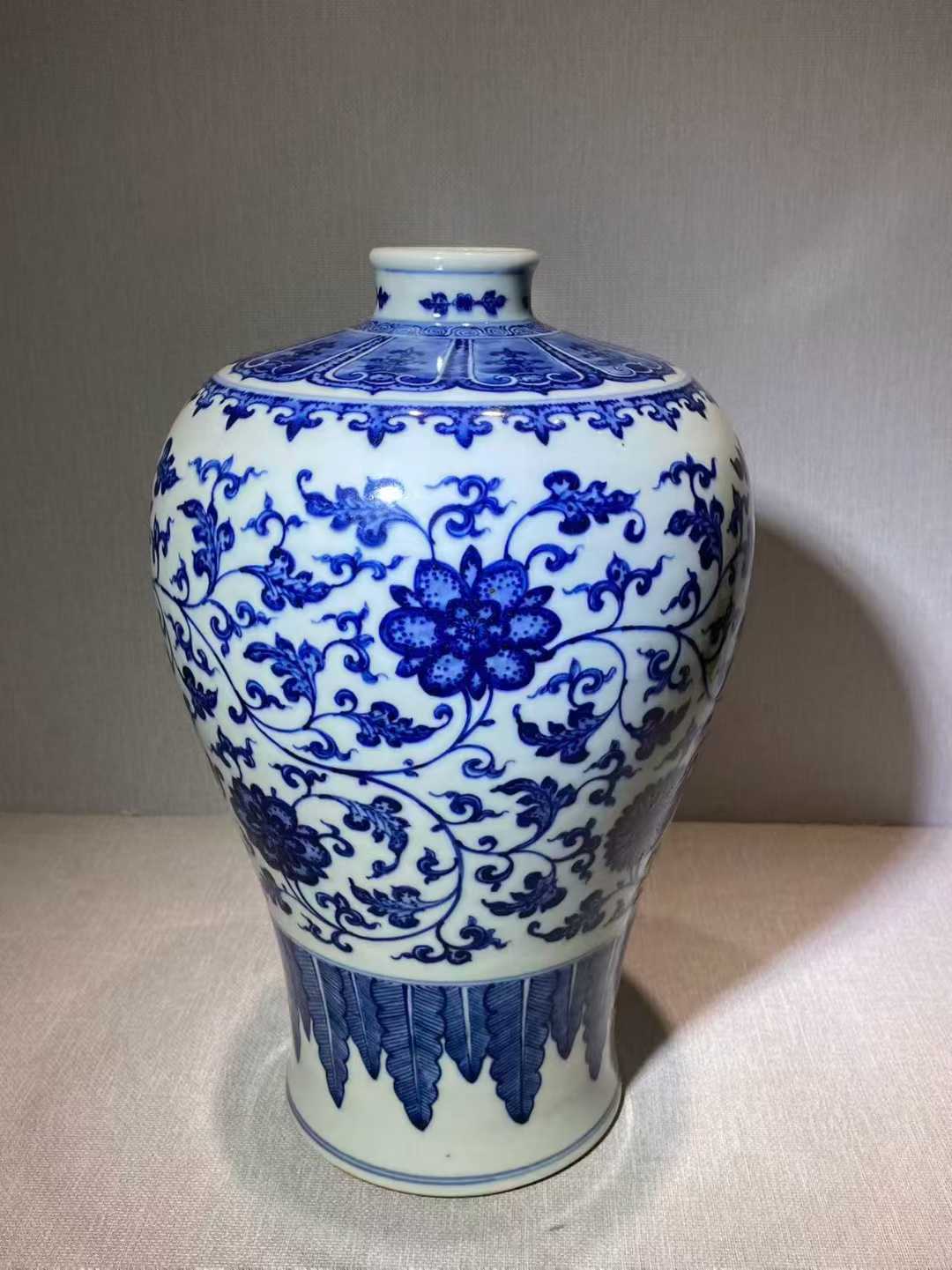 青花缠枝莲纹大梅瓶