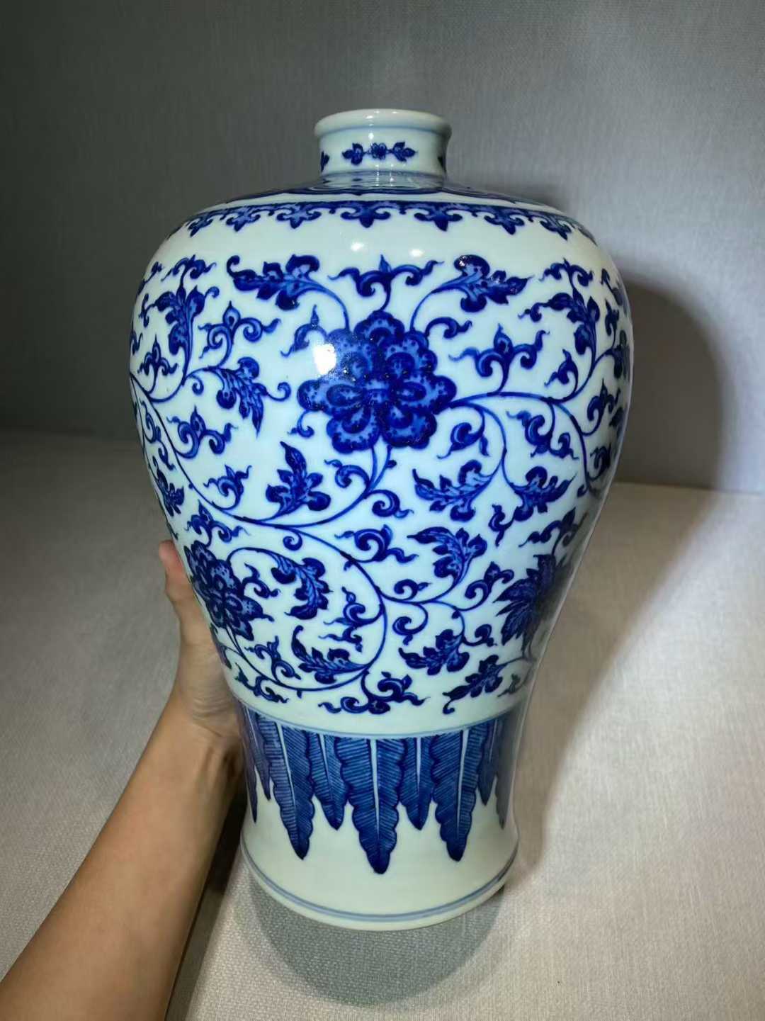 青花缠枝莲纹大梅瓶