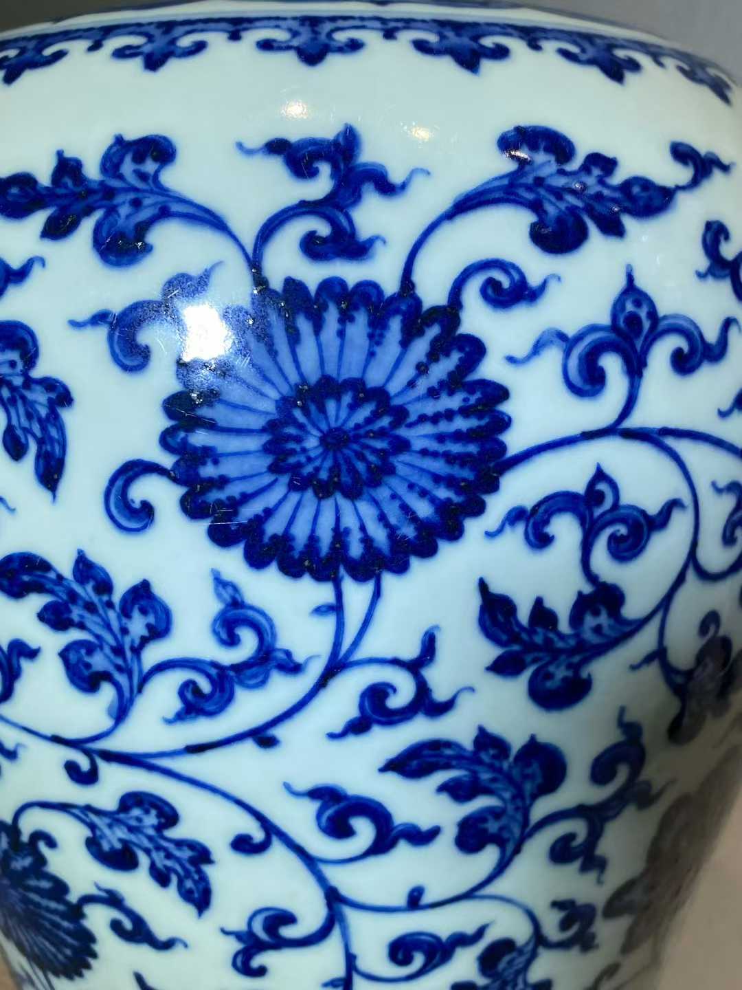 青花缠枝莲纹大梅瓶