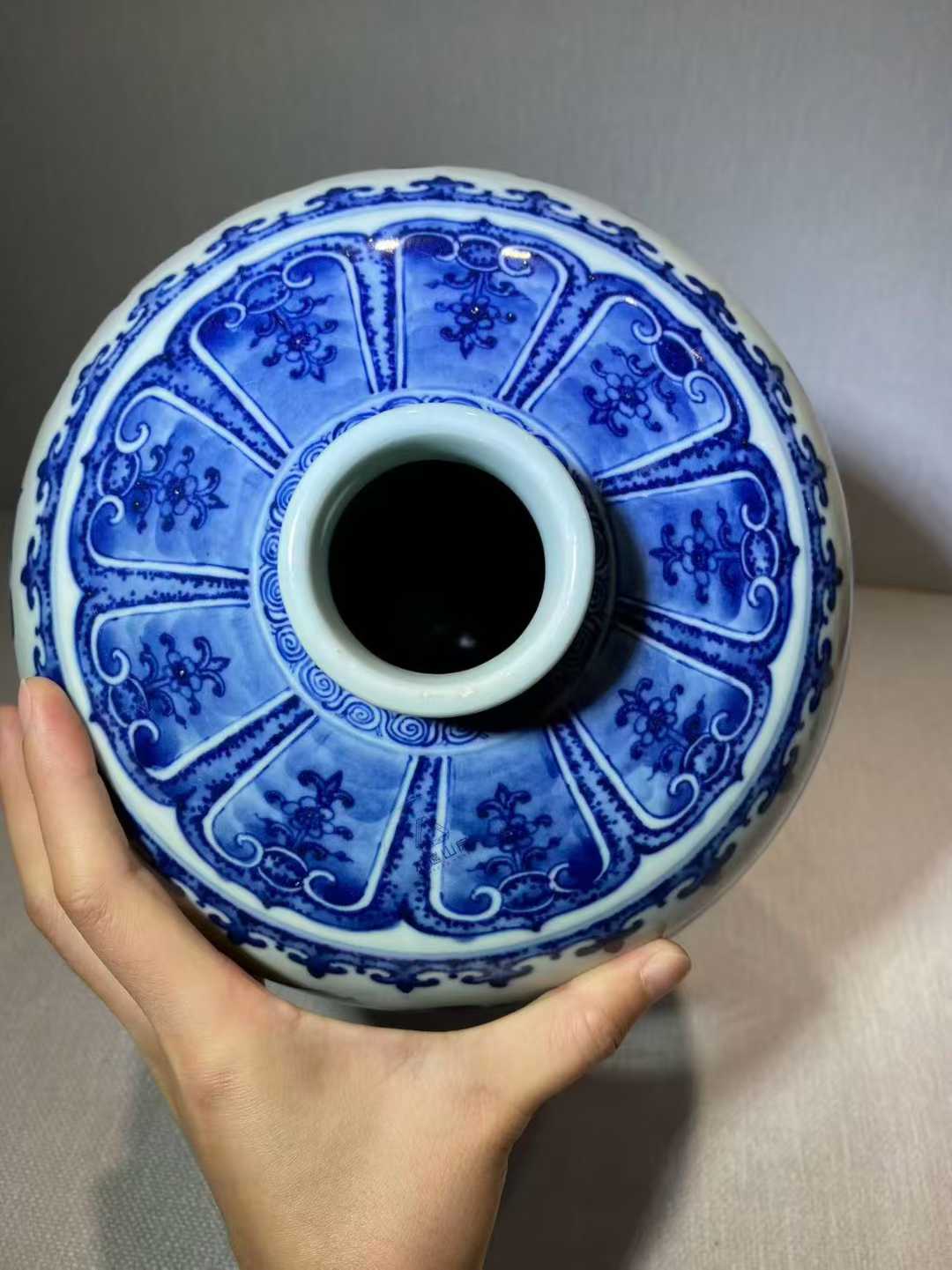 青花缠枝莲纹大梅瓶