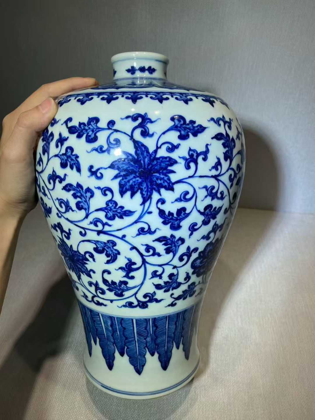 青花缠枝莲纹大梅瓶