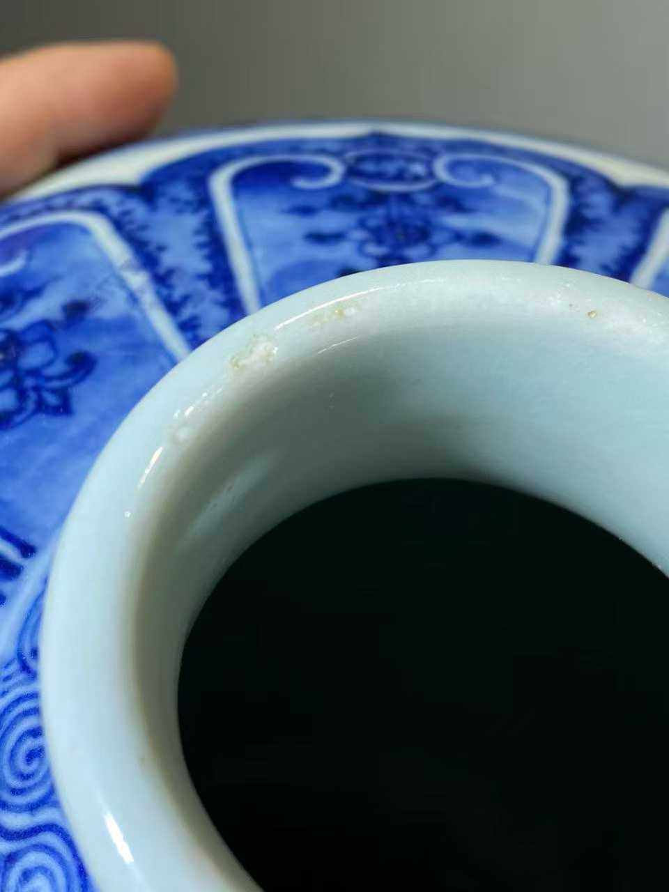 青花缠枝莲纹大梅瓶