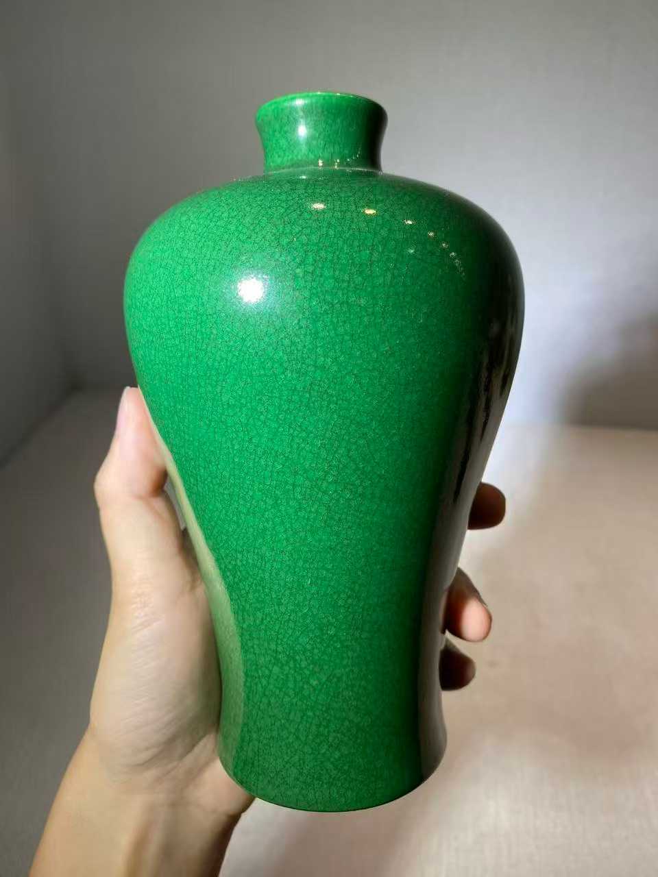 鱼子绿梅瓶