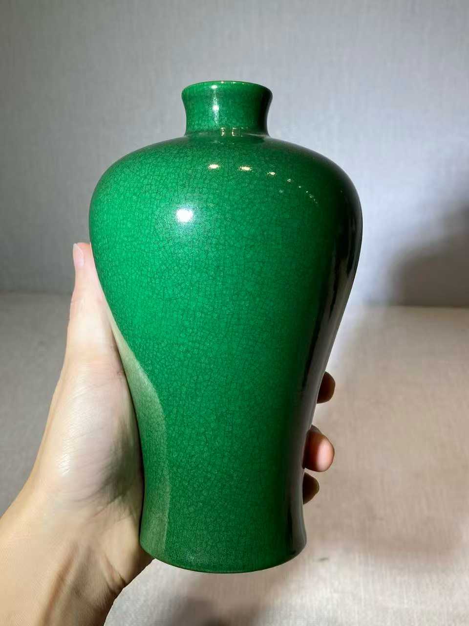 鱼子绿梅瓶