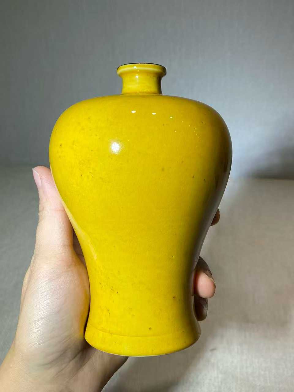 鸡油黄釉梅瓶