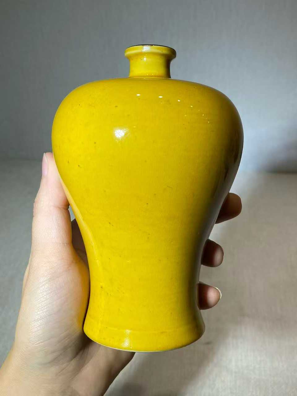 鸡油黄釉梅瓶