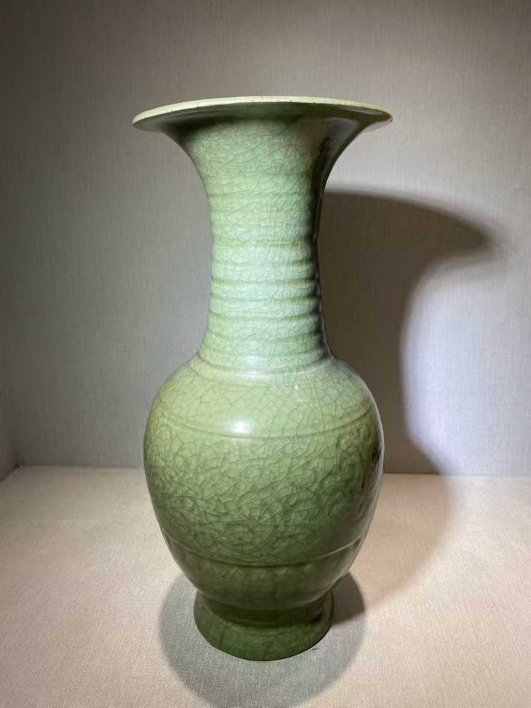 龙泉窑暗刻花卉纹花觚