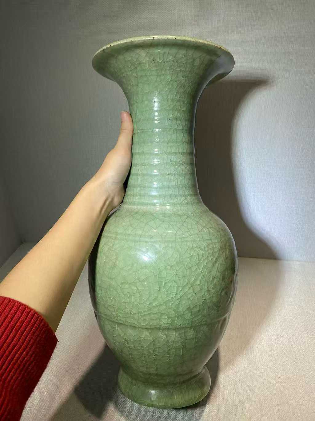 龙泉窑暗刻花卉纹花觚