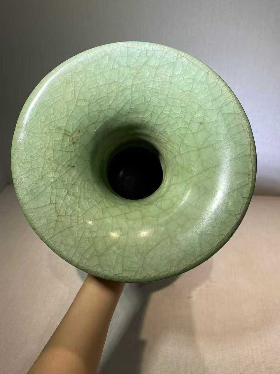 龙泉窑暗刻花卉纹花觚
