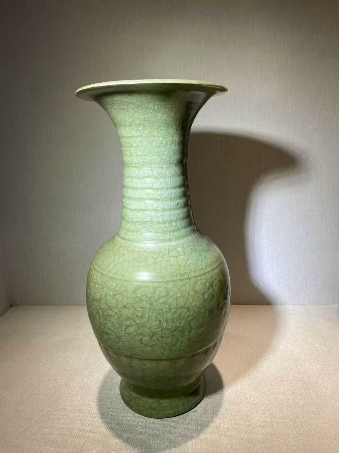 龙泉窑暗刻花卉纹花觚