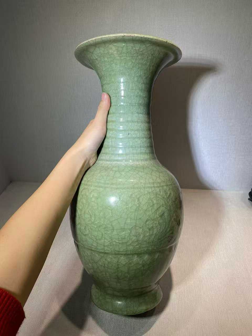 龙泉窑暗刻花卉纹花觚