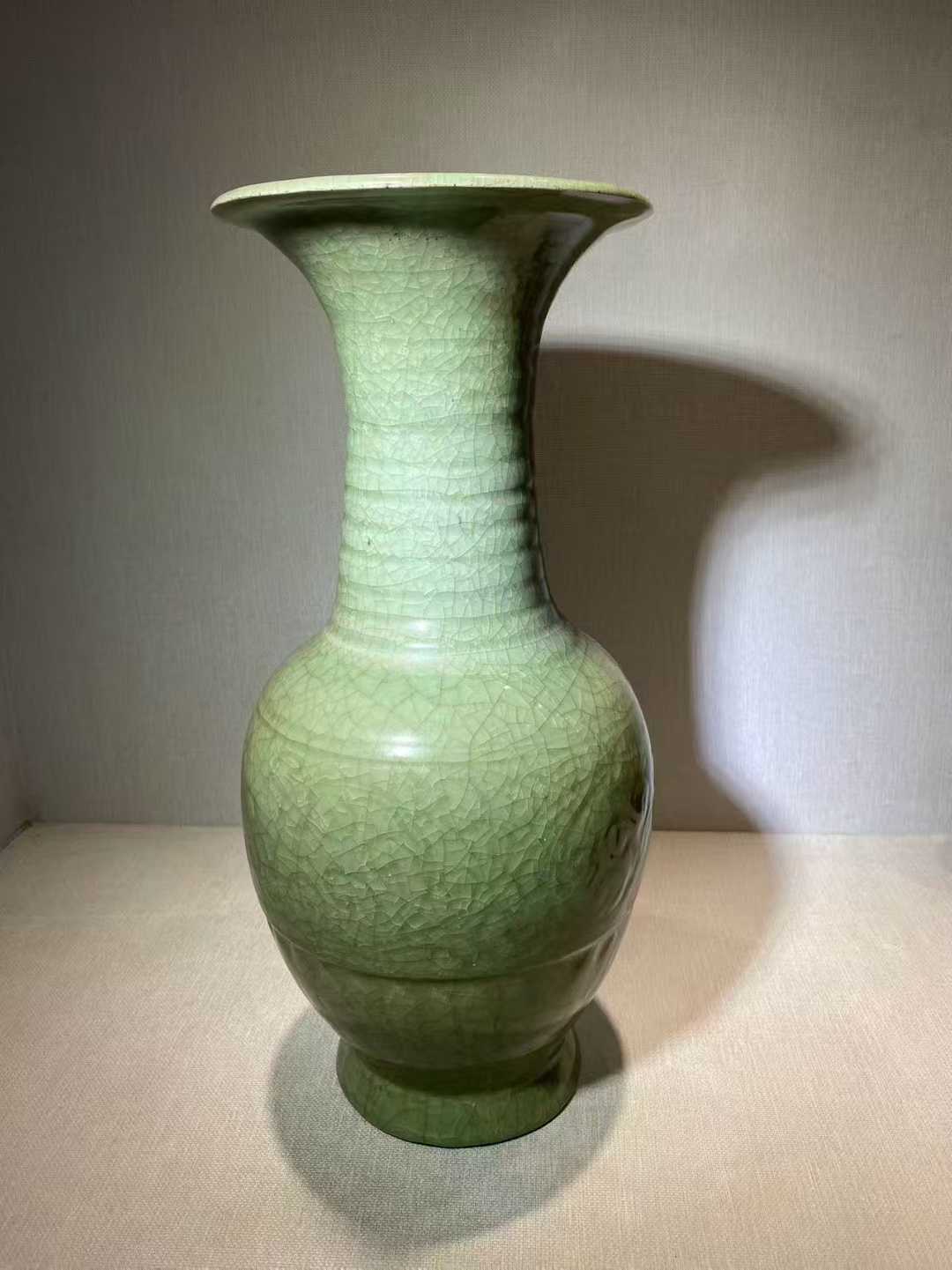 龙泉窑暗刻花卉纹花觚
