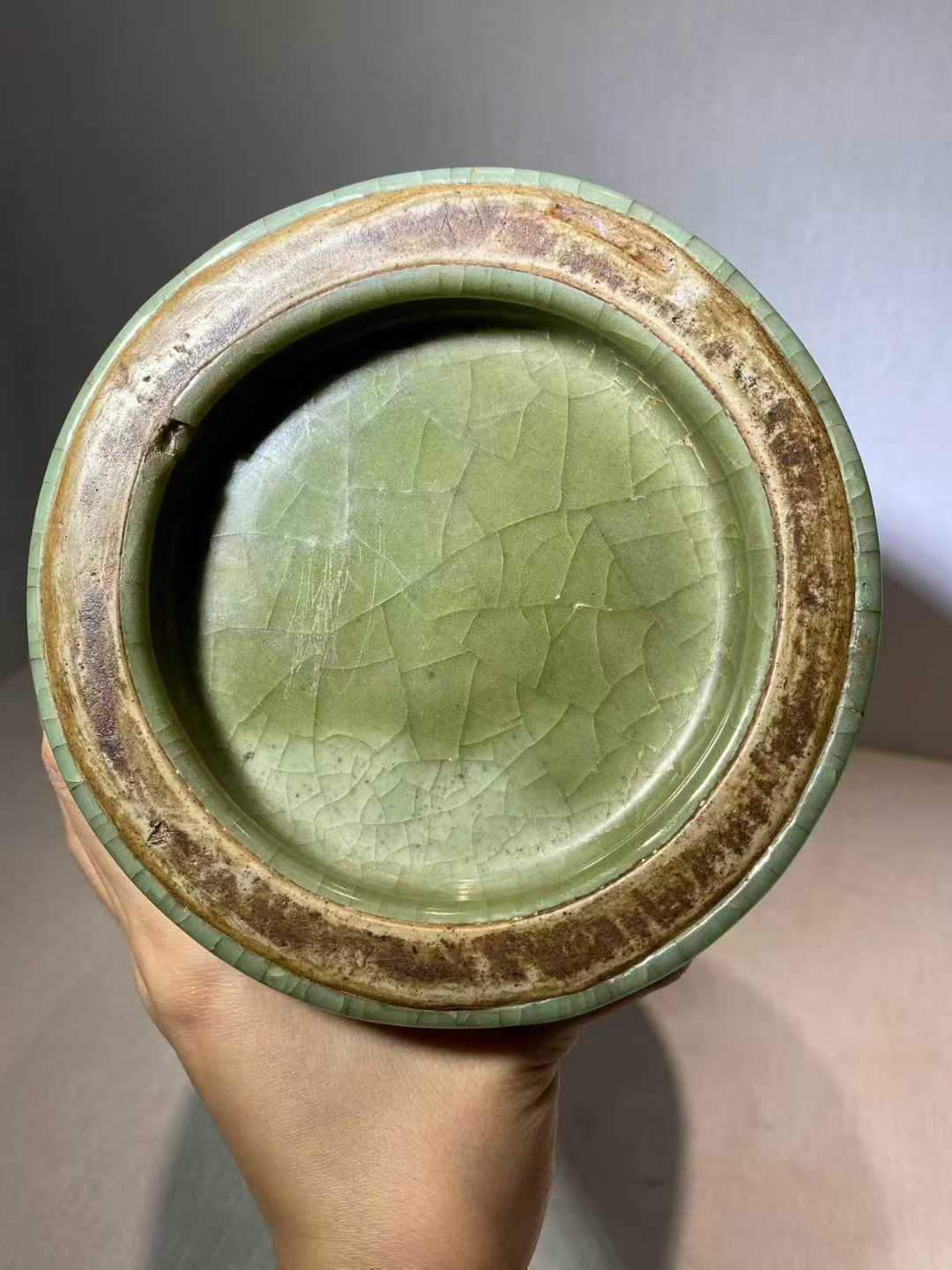 龙泉窑暗刻花卉纹花觚