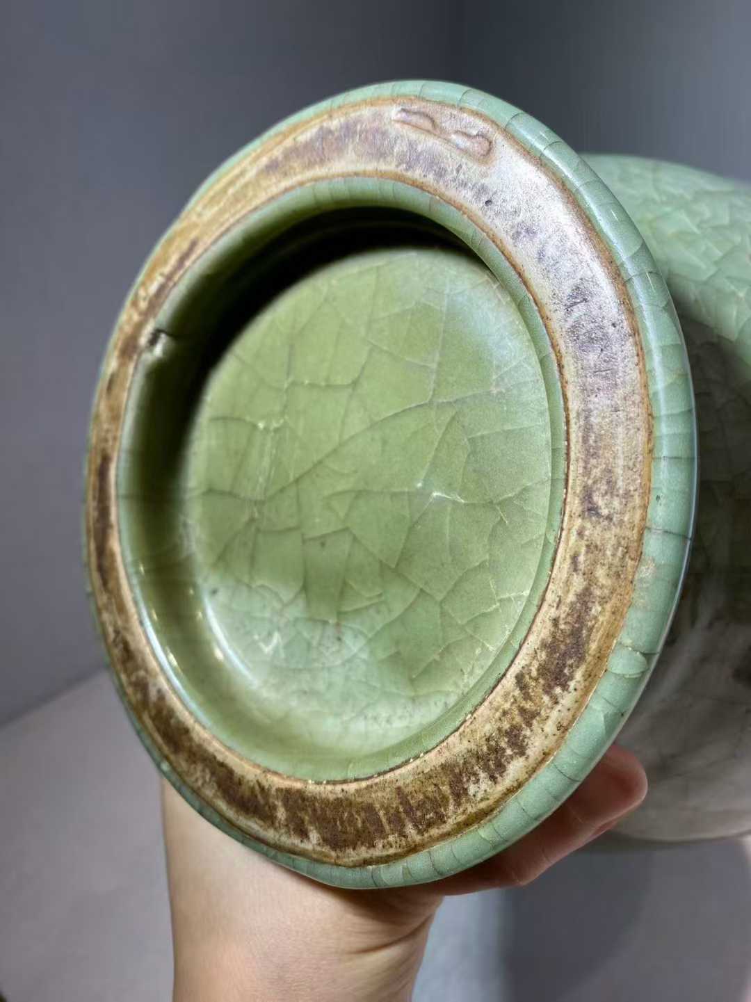 龙泉窑暗刻花卉纹花觚