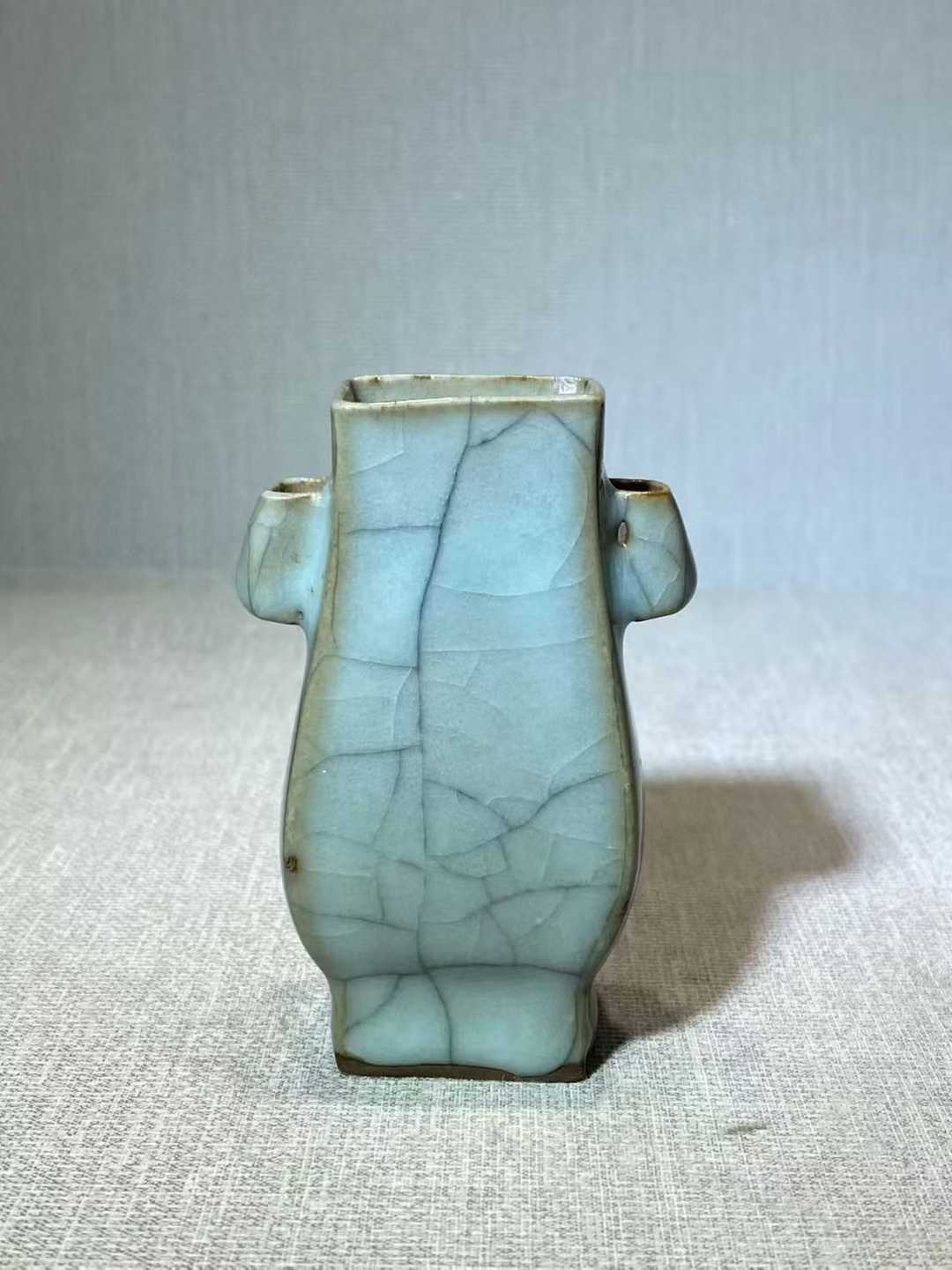 仿官釉小贯耳瓶