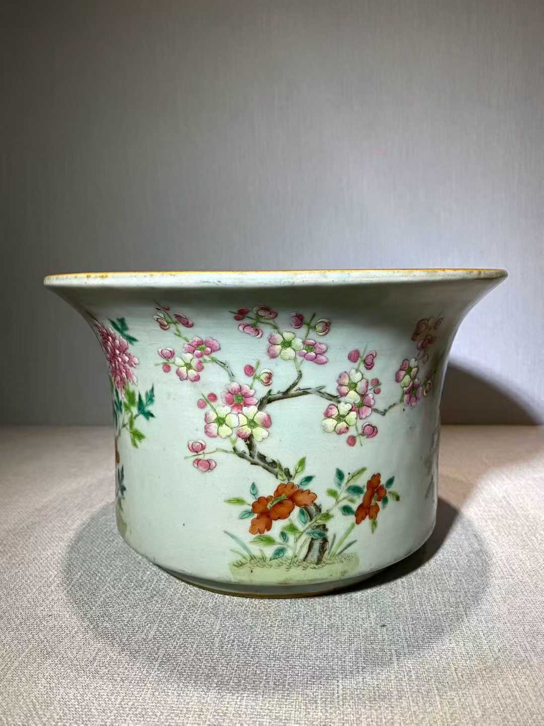 粉彩四季花纹花盆