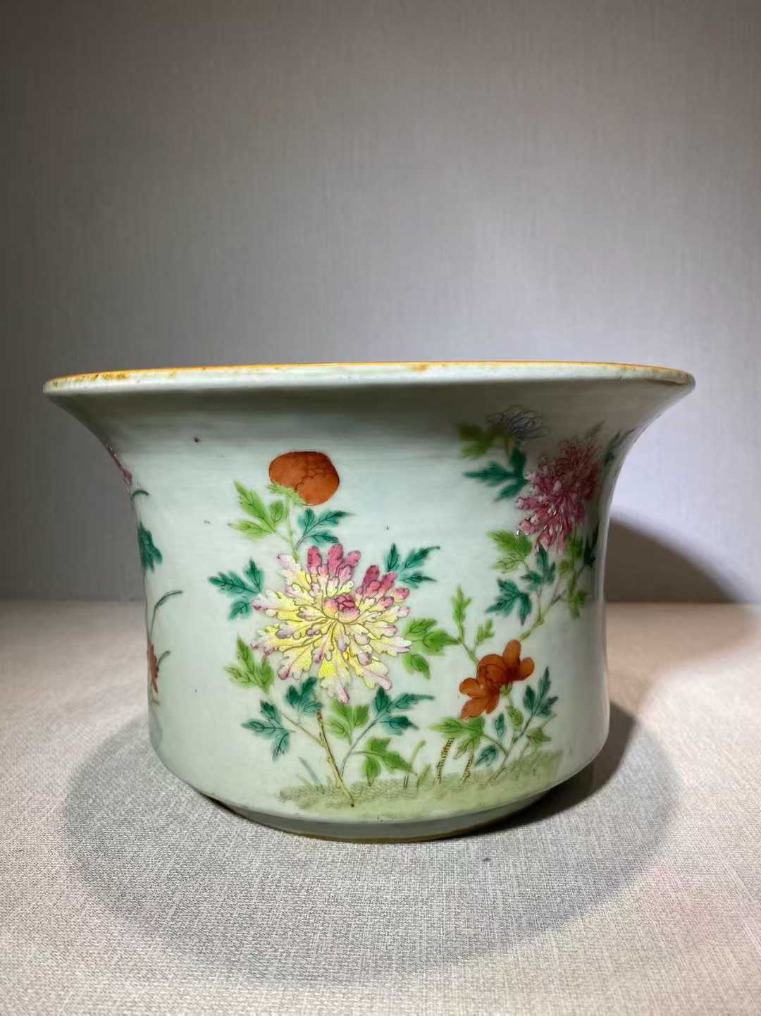 粉彩四季花纹花盆