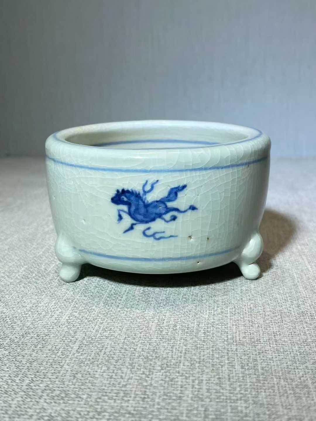 青花飞马图三足炉