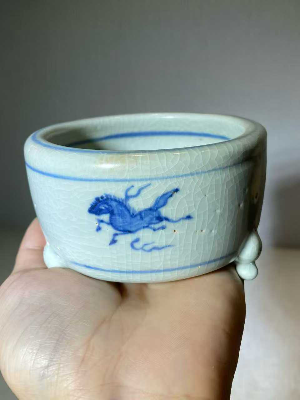 青花飞马图三足炉