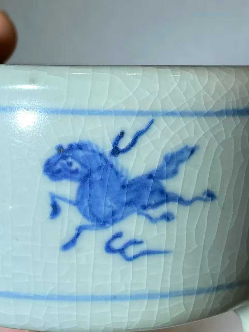 青花飞马图三足炉