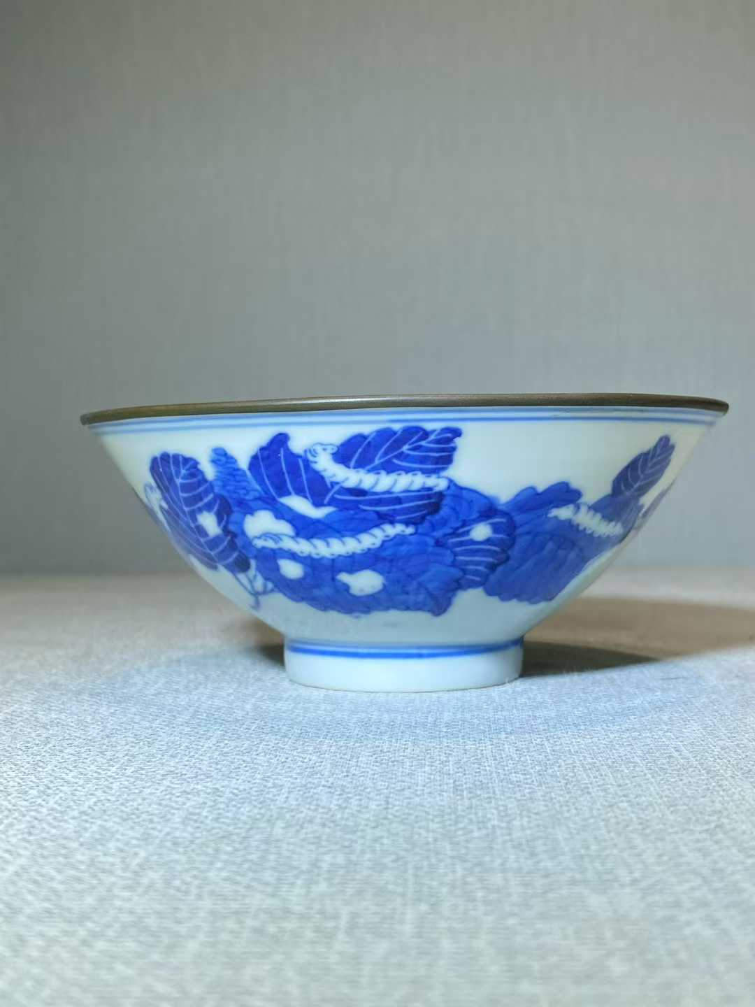 青花蚕食图斗笠碗