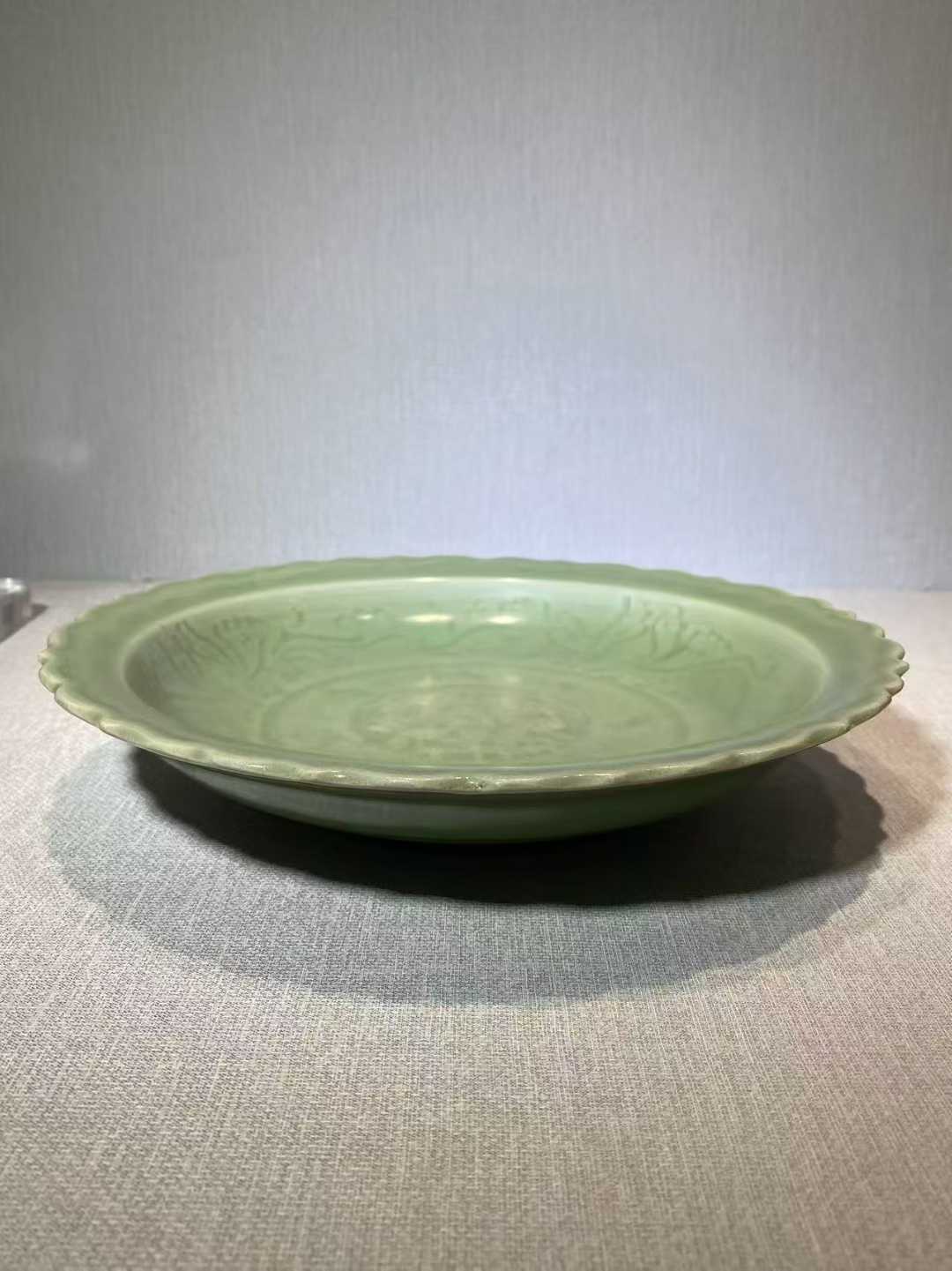 龙泉窑花口盘