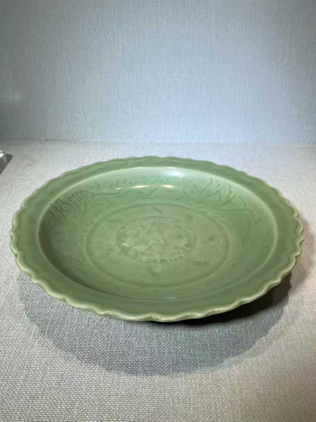 龙泉窑花口盘