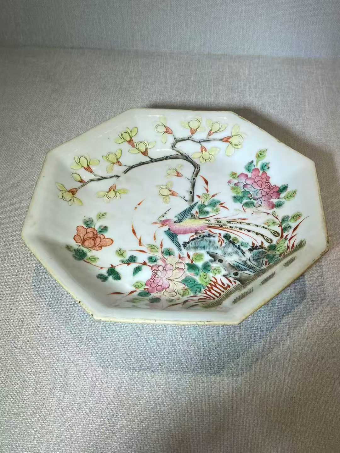 粉彩锦鸡玉兰花纹供盘 款：同治年制