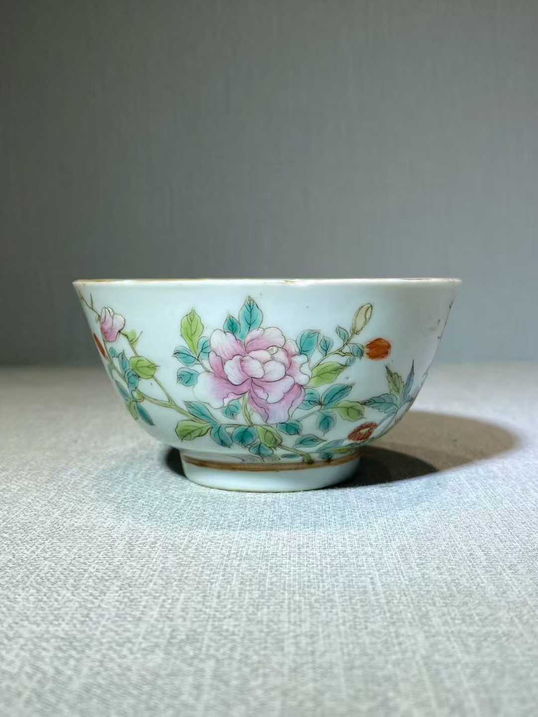 粉彩牡丹纹茶杯 款：德隆珍品